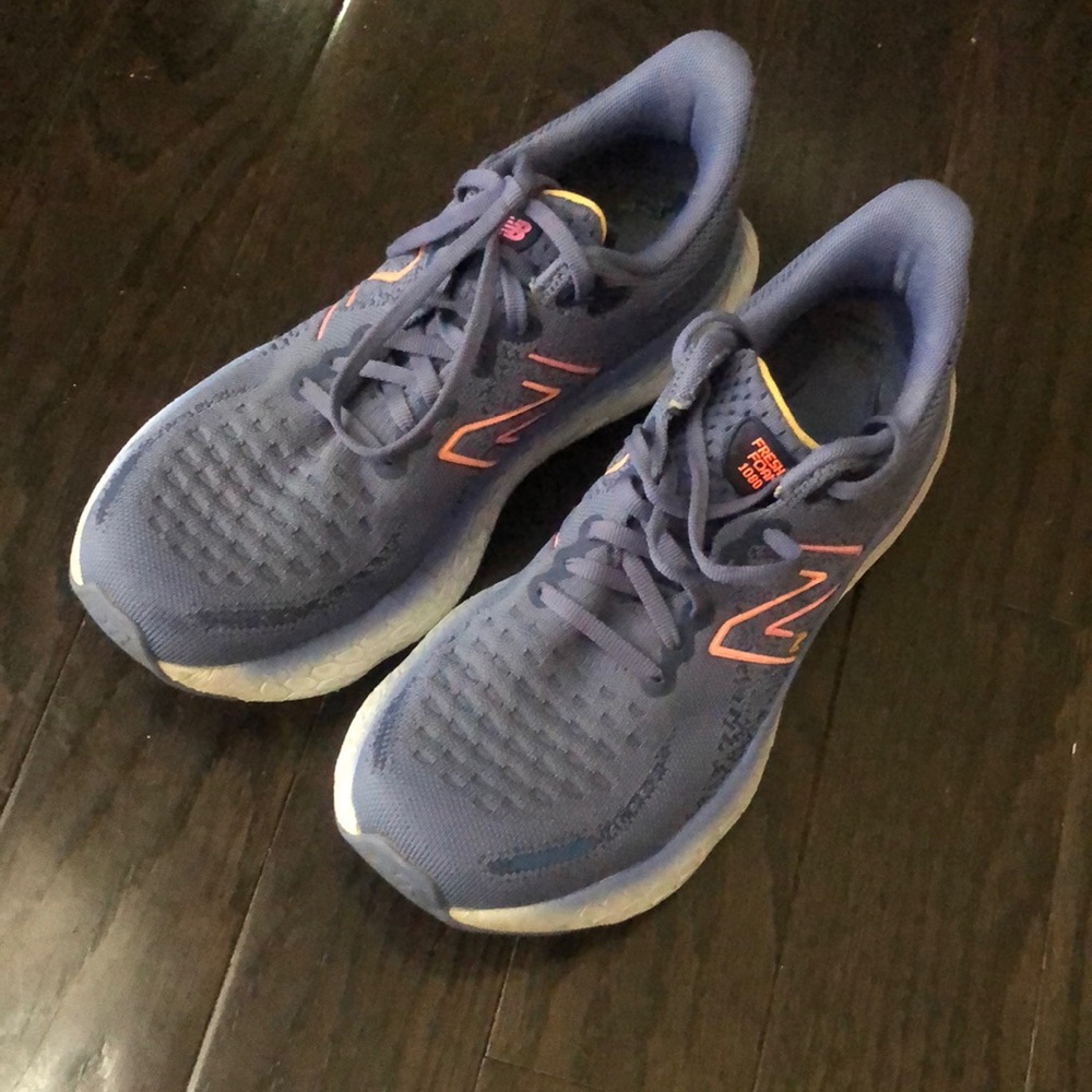 Women’s new balance fresh foam size 8.5!
 Medium !